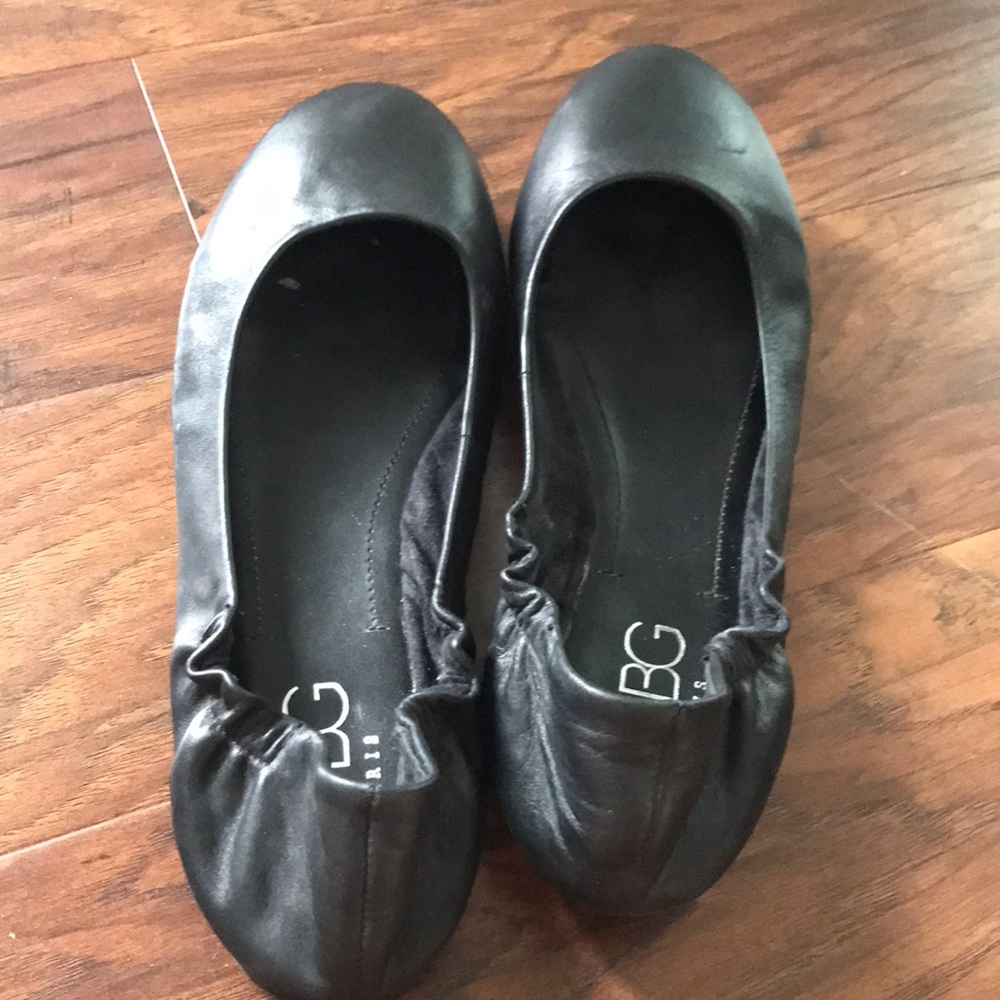BCBG Paris black ballet flat